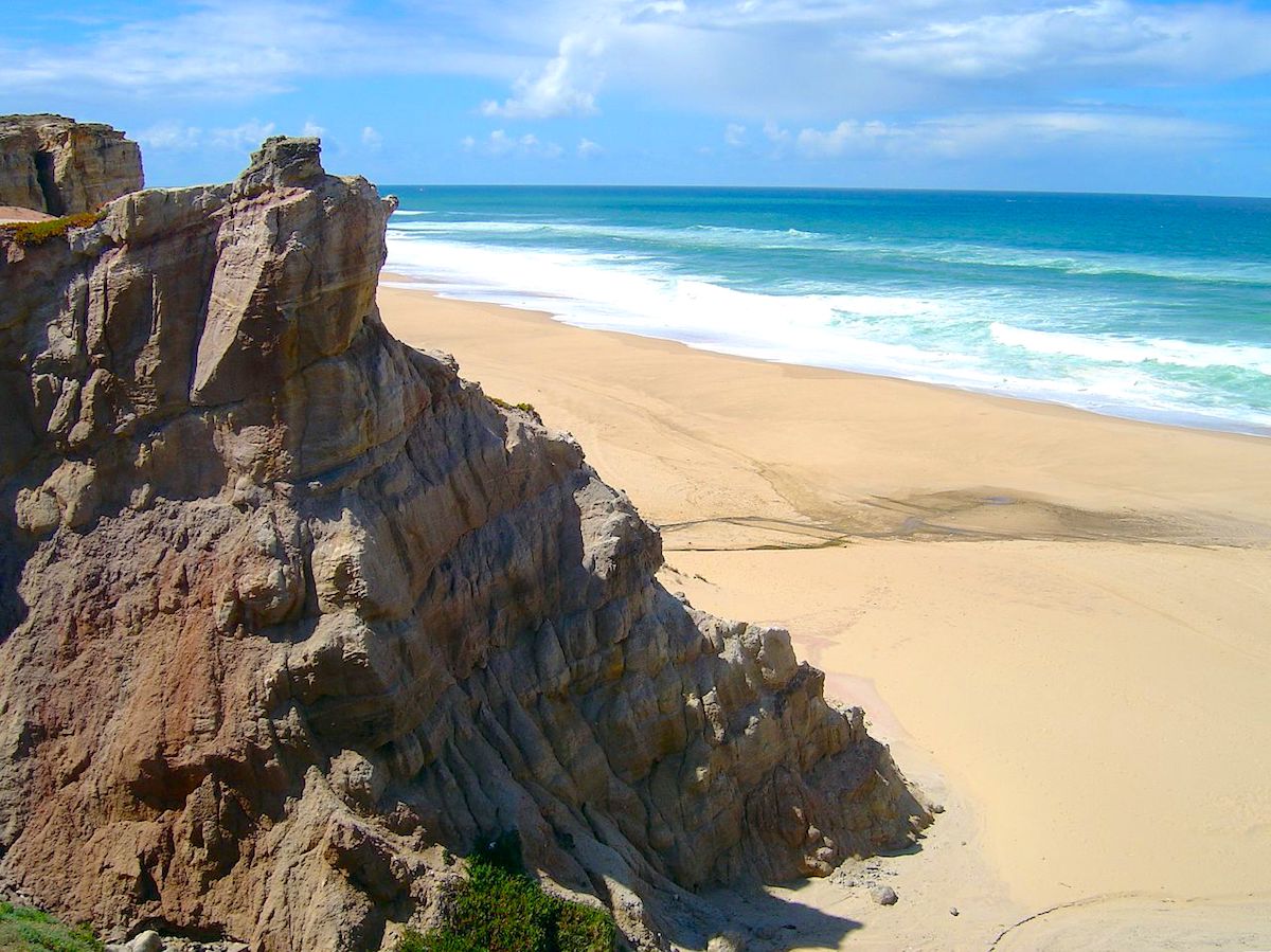 Formaciones rocosas playa do amanhã torres vedras