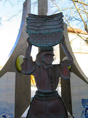 Monumento a la mujer de Nazaré figura de hier